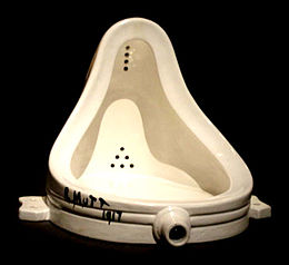 Urinoir en porcelaine manufacturée, ready-made, Marcel Duchamp, 1962. Cette oeuvre d'art contemporain d'abord rejetée puis très controversée incarne parfaitement la dimension provocatrice de l'art contemporain. L'idée étant que ce n'est pas l'objet en lui-même qui est artistique mais le contexte dans lequel il prend tout son sens.